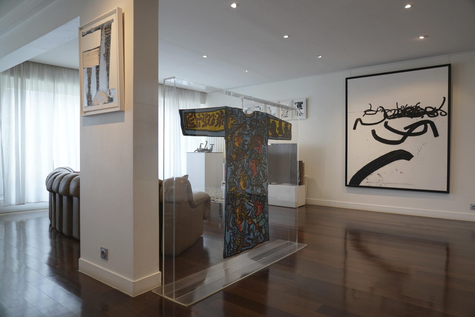 HATCHIKIAN_GALLERY_ART-LOFT_YANN-L-OUTSIDER_COMBAS_Bernar-VENET_©Philipp-Hugues-Bonan_DSC04009-min
