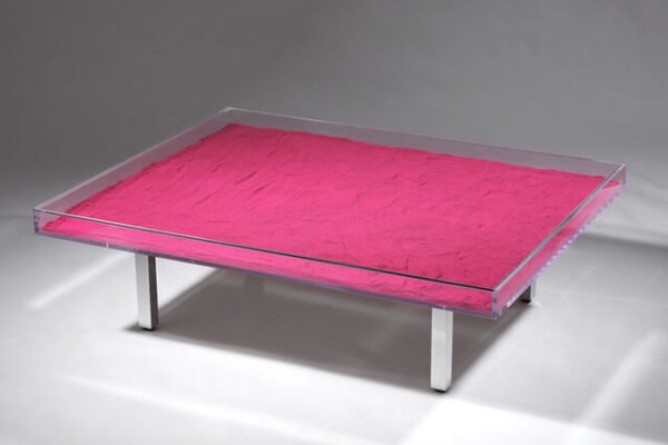 hatchikian-gallery-yves-klein-table-décorative-yk-pink