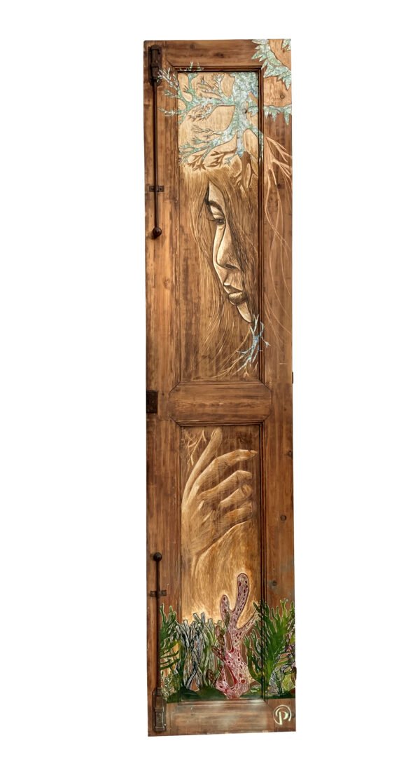 œuvre sur porte de bois gravée d'Olivia Paroldi